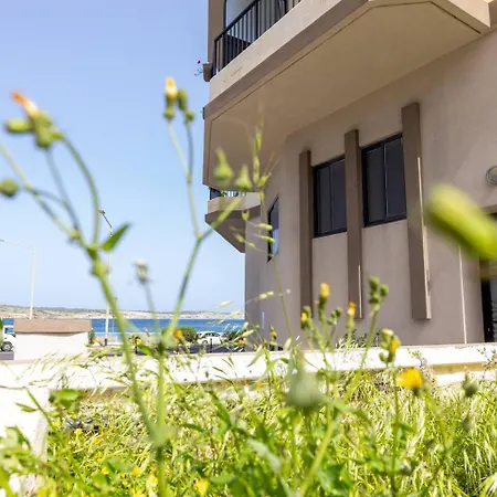 Beachfront Flat With Sea Views By Homely Malta! Apartamento