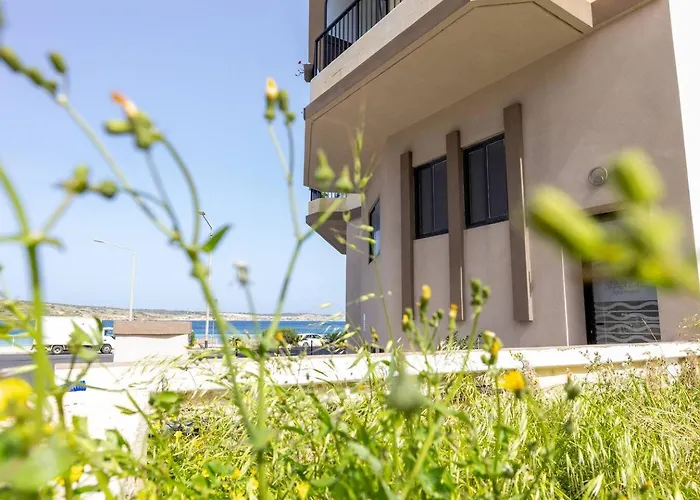 Beachfront Flat With Sea Views By Homely Malta! Διαμέρισμα