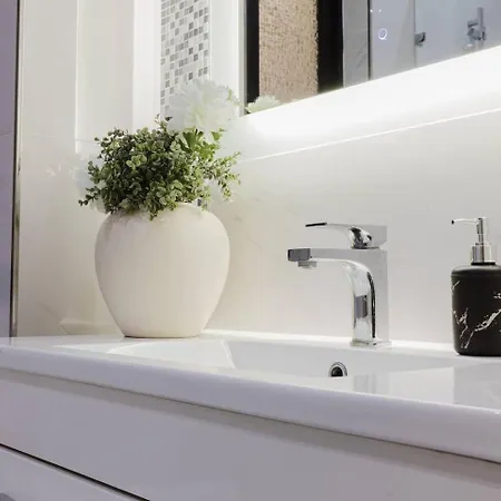 Seashore Flats Seconds To Sea By Homely Malta! *