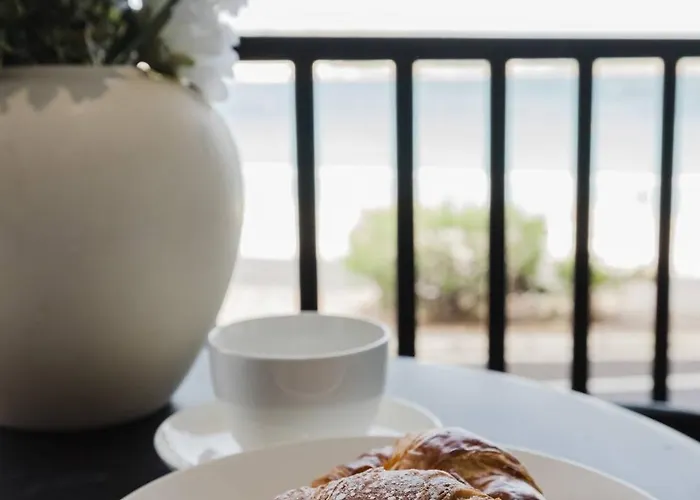 Beachfront Flat With Sea Views By Homely Malta! Daire Is-Sellum